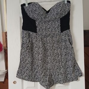 Xhilaration Sweetheart Neckline Abstract‎ Black and White Print Strapless Romper